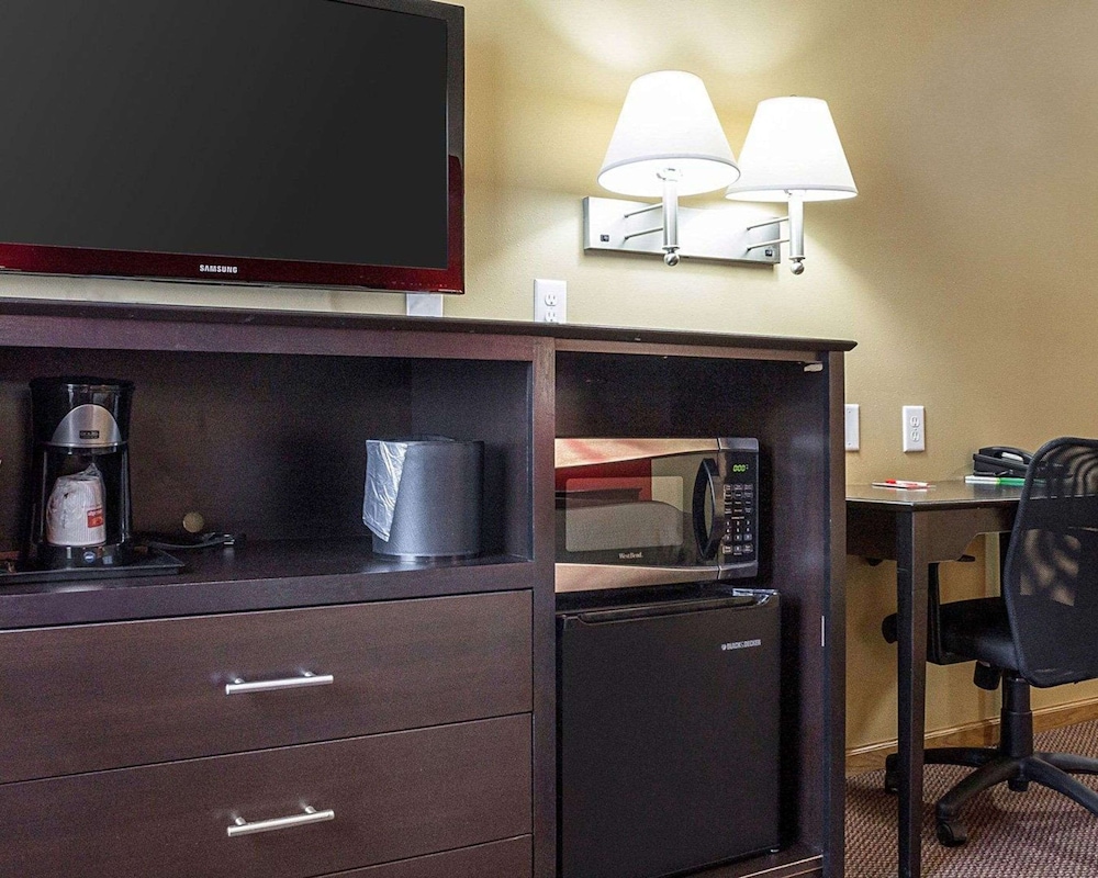 Econo Lodge Jamestown, ND 19/24