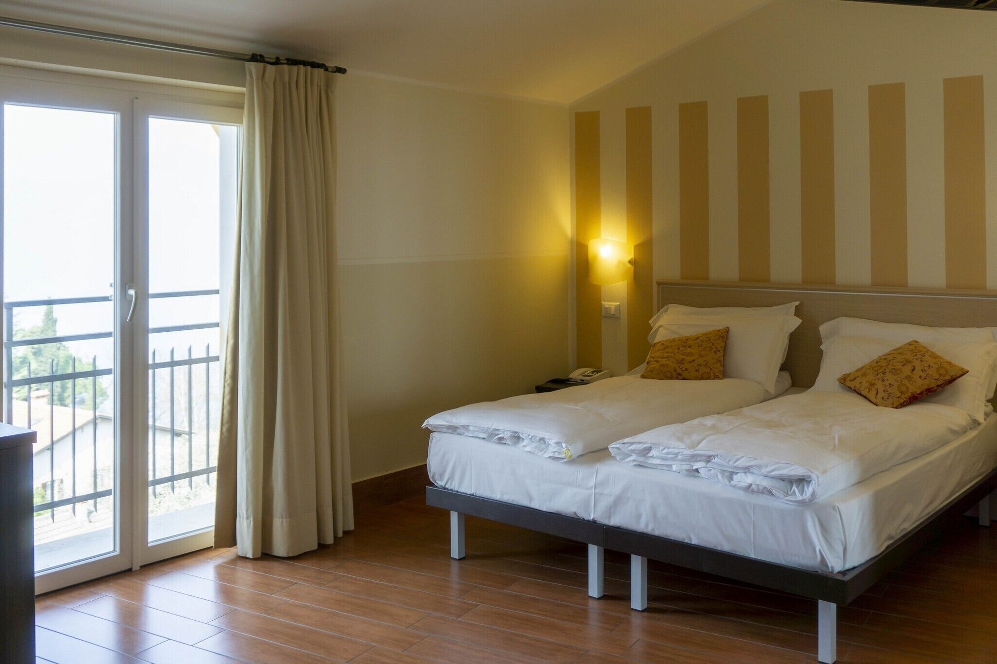 PANORAMIC, DOUBLE OR TWIN BED, LAKE VIEW