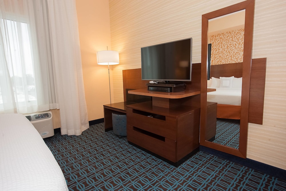 Comfort Inn and Suites Akron South 14/39