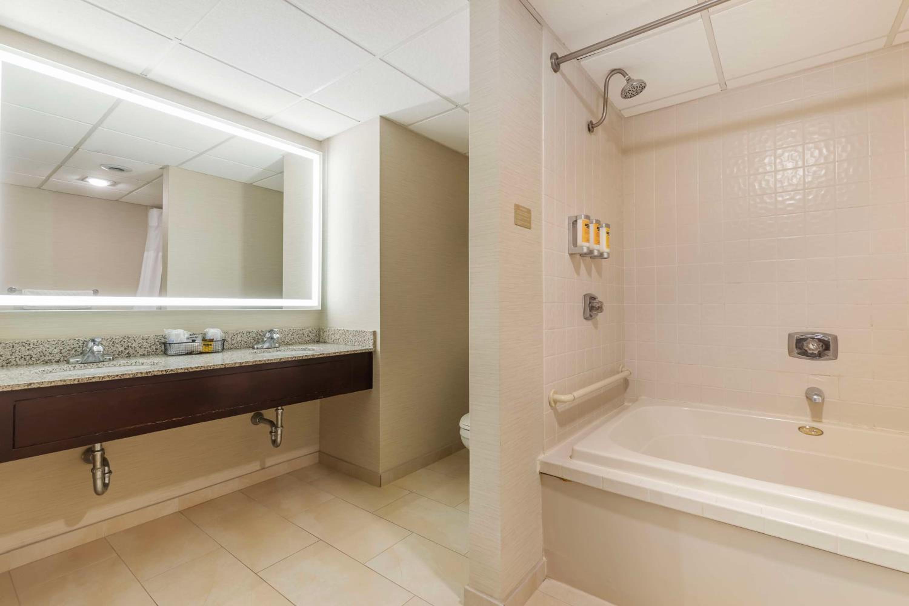 جناح بزنس بجاكوزي، Best Western Plus Steeplegate Inn 5/5