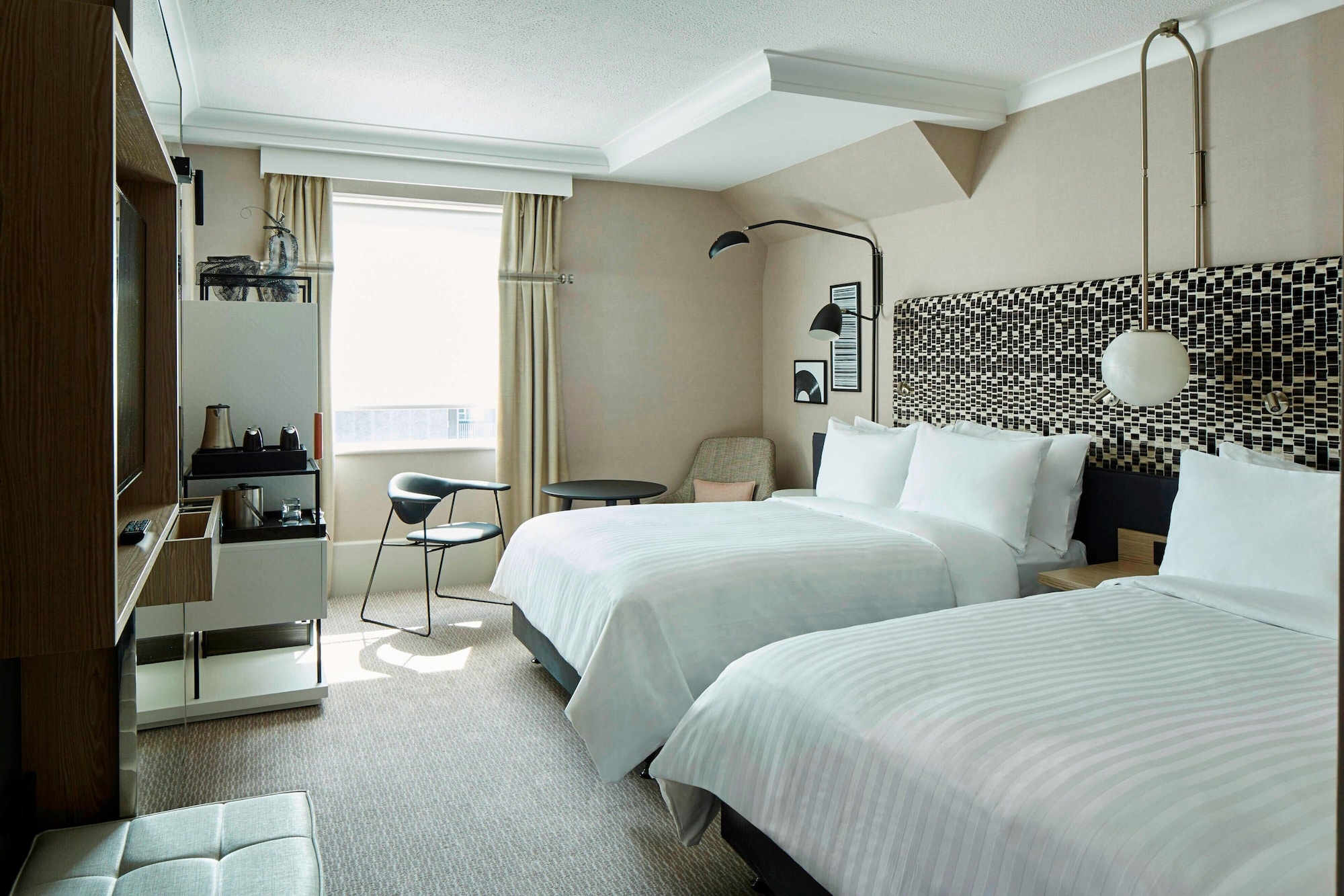 DELUXE, 2 DOUBLE BEDS