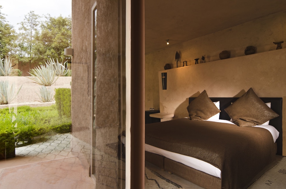 SUITE, TWIN BEDS