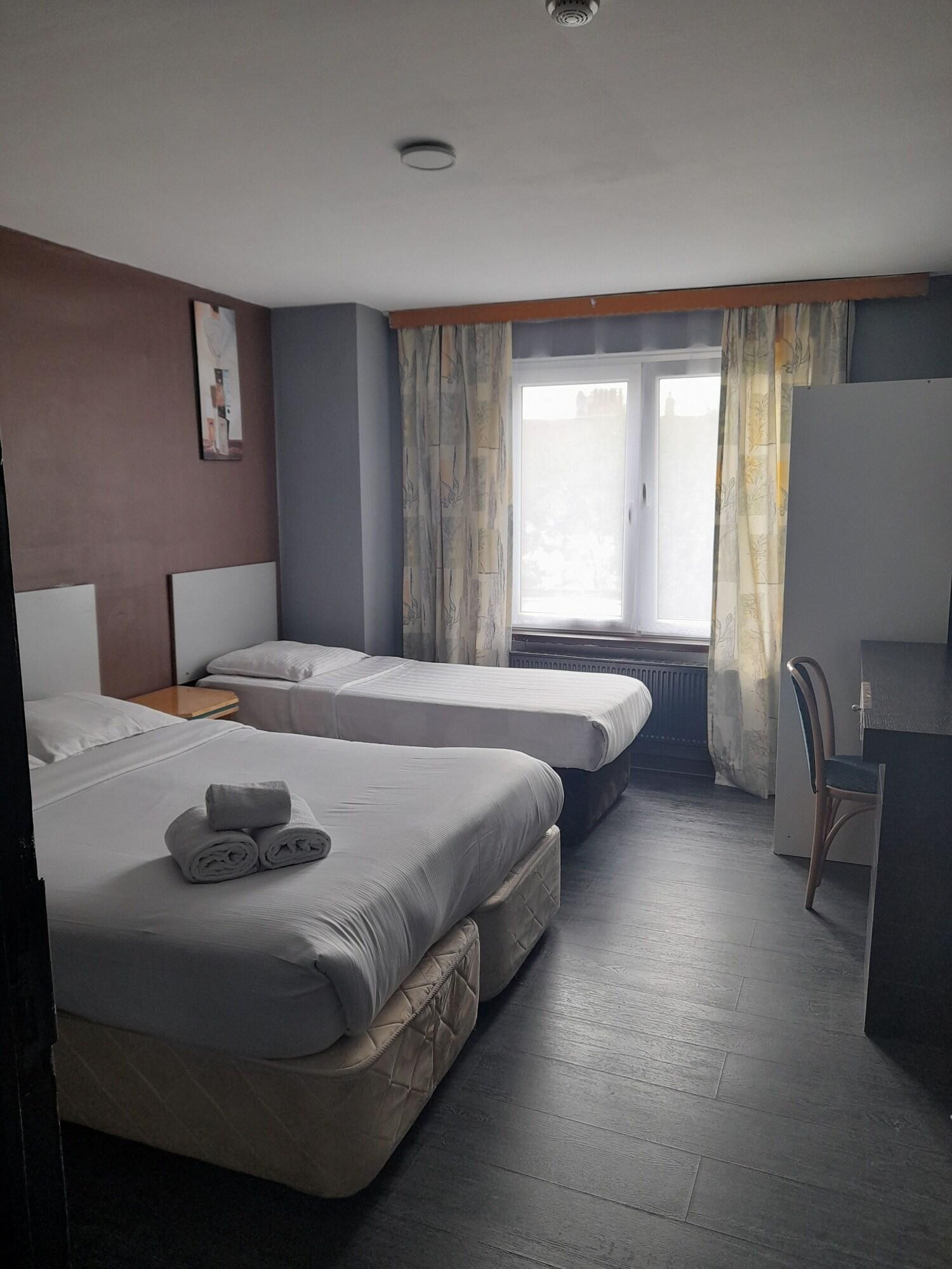 غرفة ثلاثية، Hotel Albergo 6/8