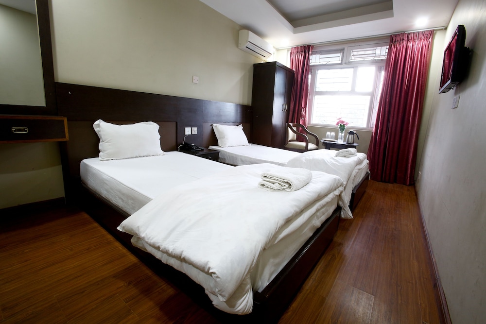 STANDARD, TWIN BEDS, PRIVATE BATHROOM