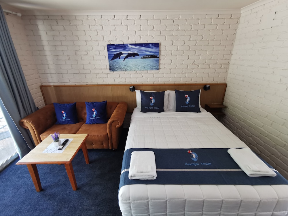 SUPERIOR, QUEEN BED, POOL VIEW