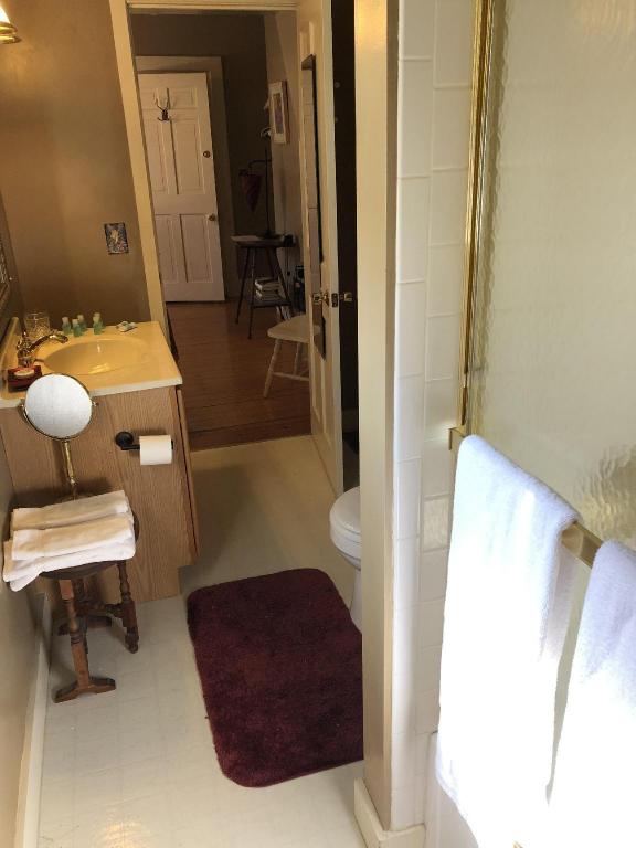 Red Elephant Inn Bed and Breakfast 49/49