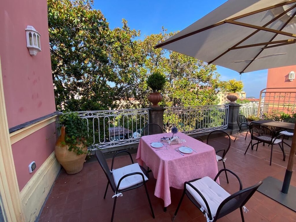 The Secret Garden Relais 56/66