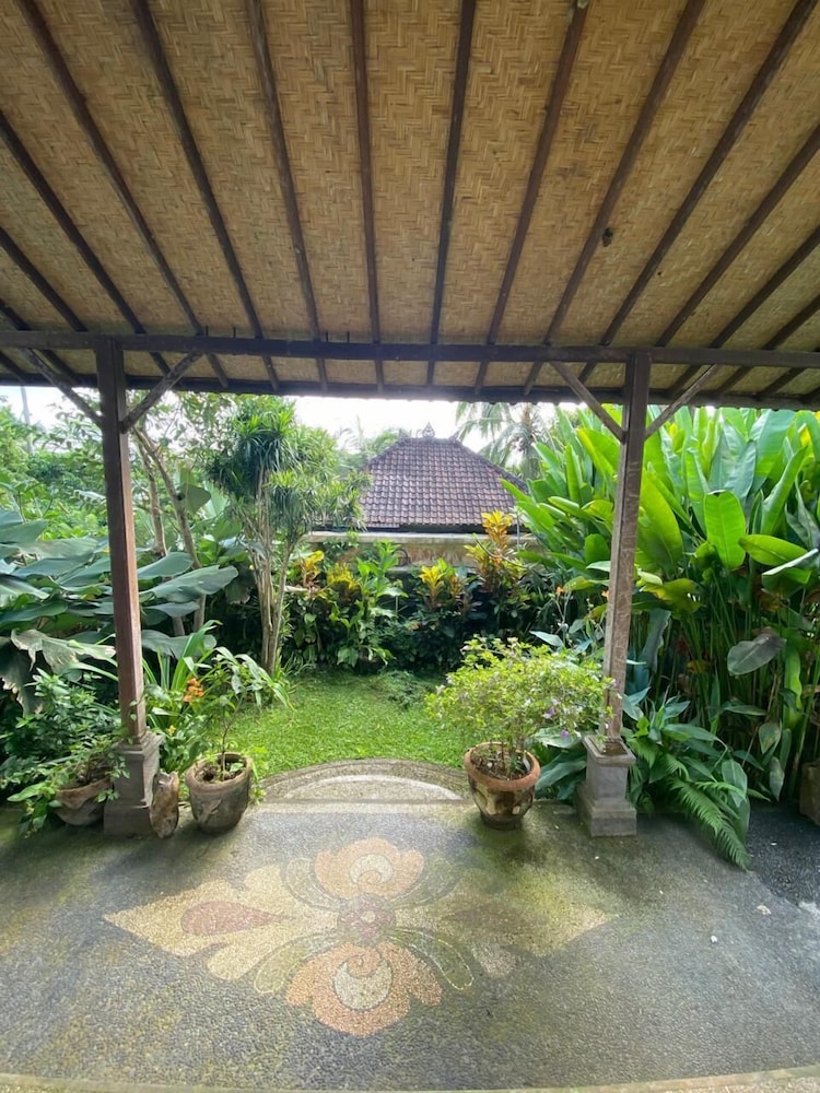 Dukuh Village Homestay & Villas 69/72