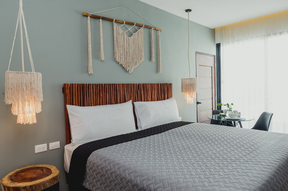 SUITE, KING BED