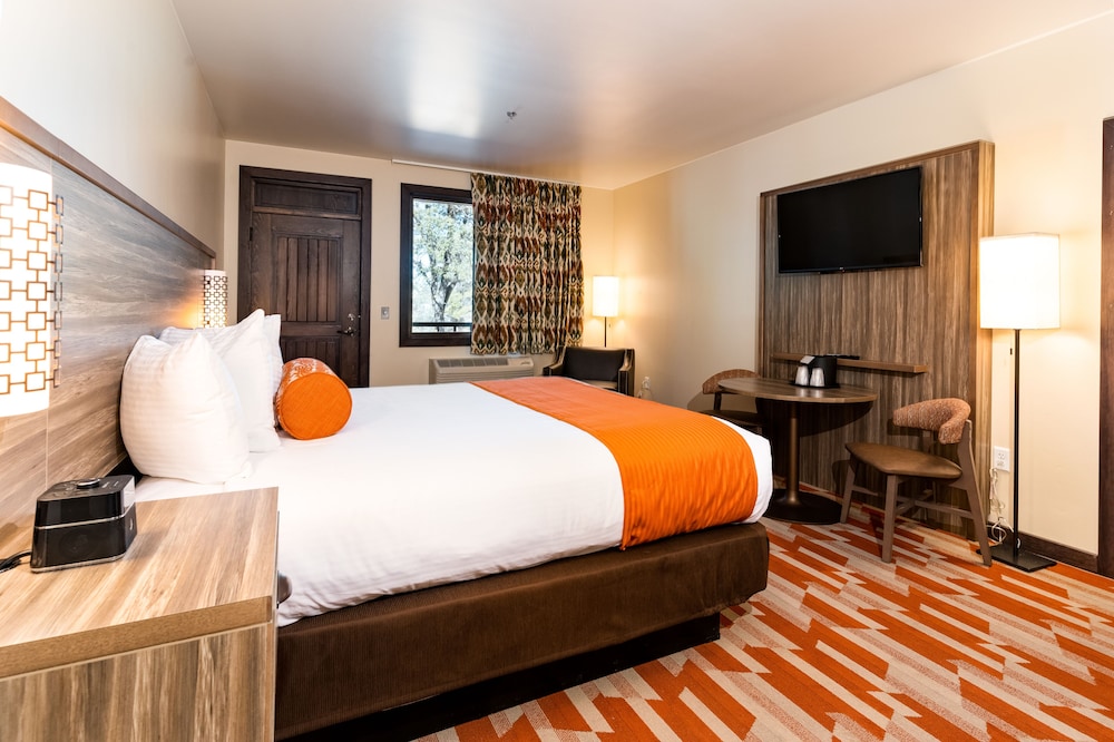 Standard, King Bed, South Wing