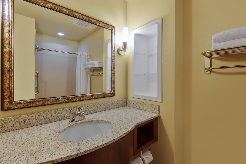 Holiday Inn Express Hotel and Suites Salina 16/62