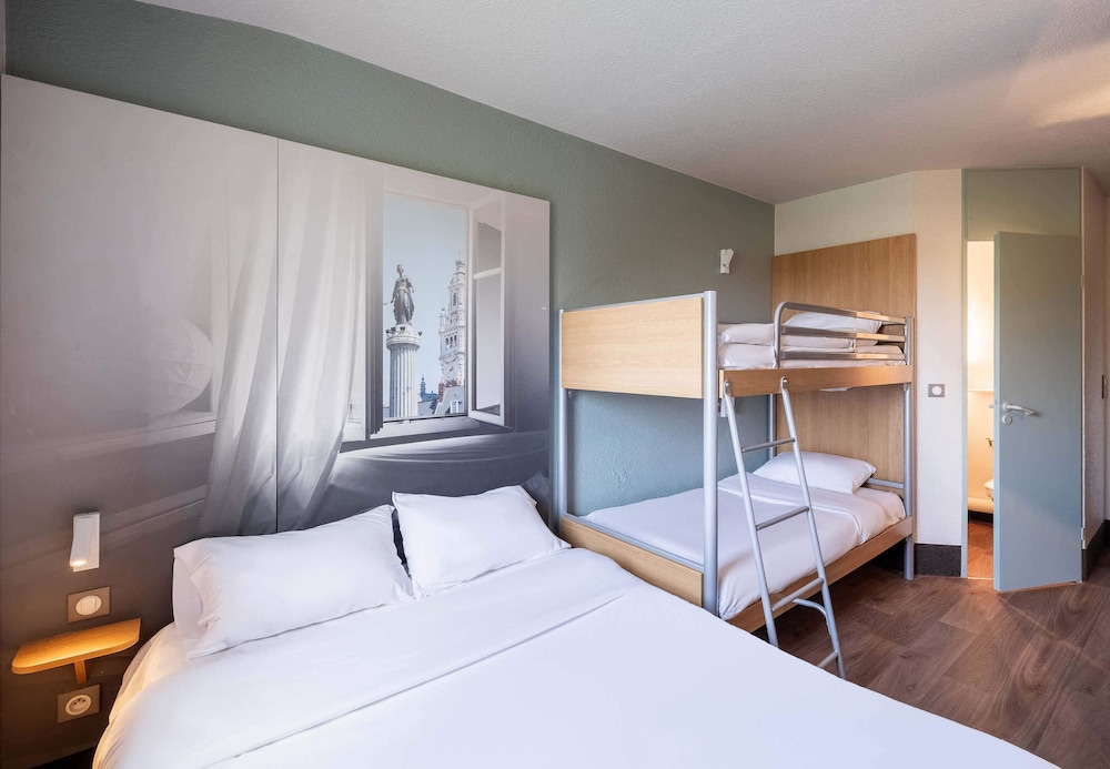 ROOM, QUADRUPLE