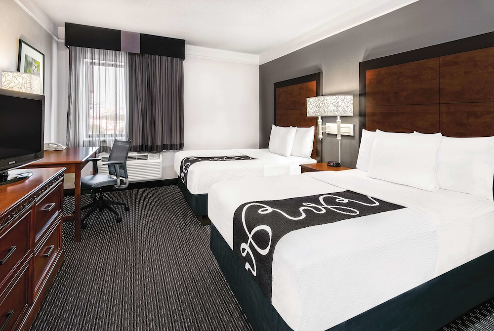 La Quinta Inn & Suites by Wyndham San Antonio Riverwalk 11/53