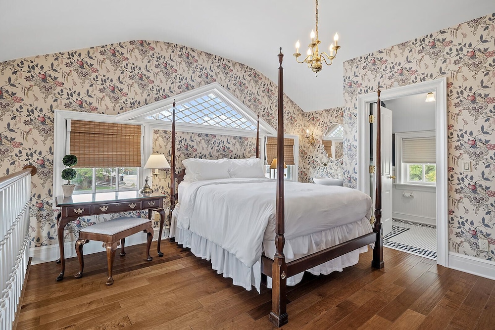 Signature, Suite, Queen Bed, Two Story, Hot Tub