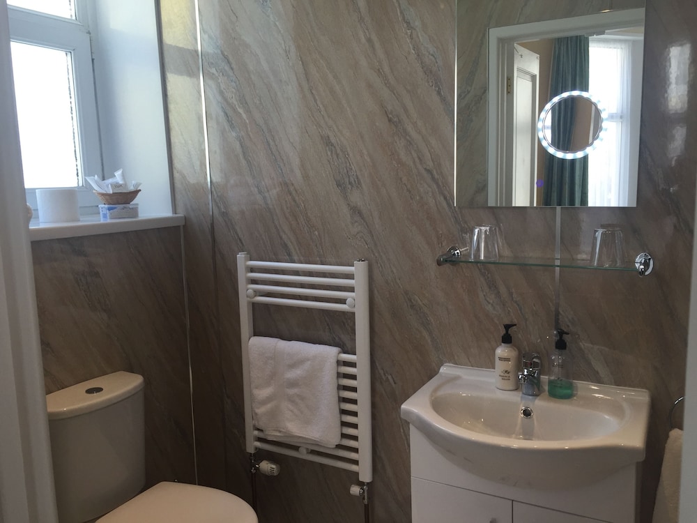 Edgcumbe Guest House 28/32