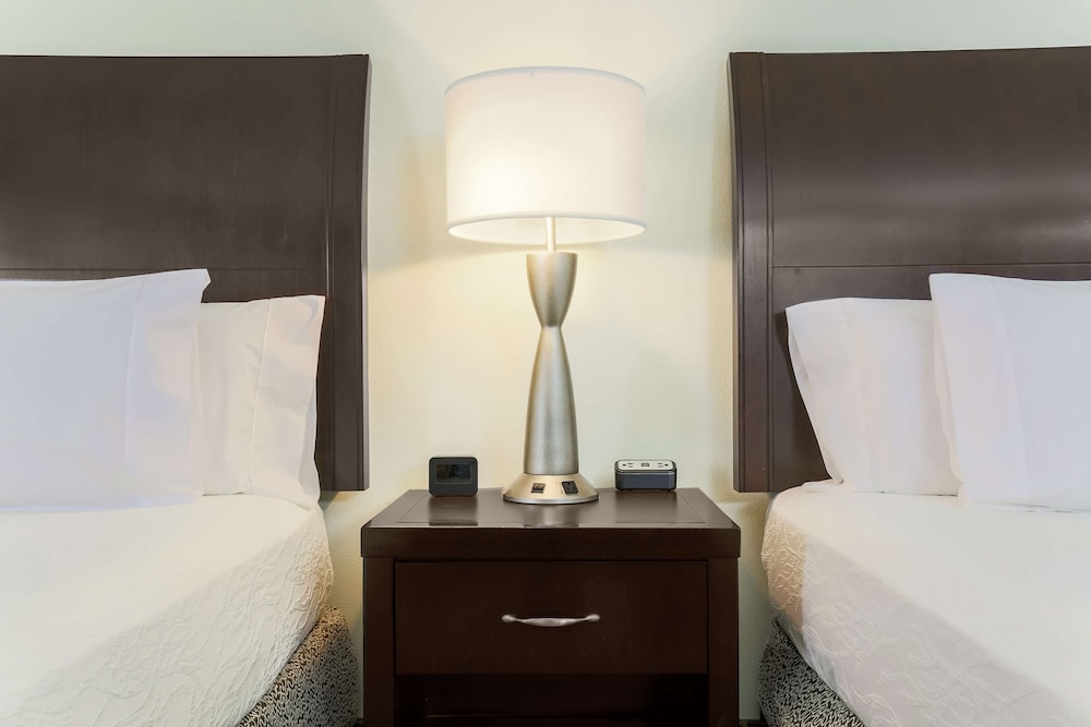 Hilton Garden Inn Dallas-Lewisville 18/79
