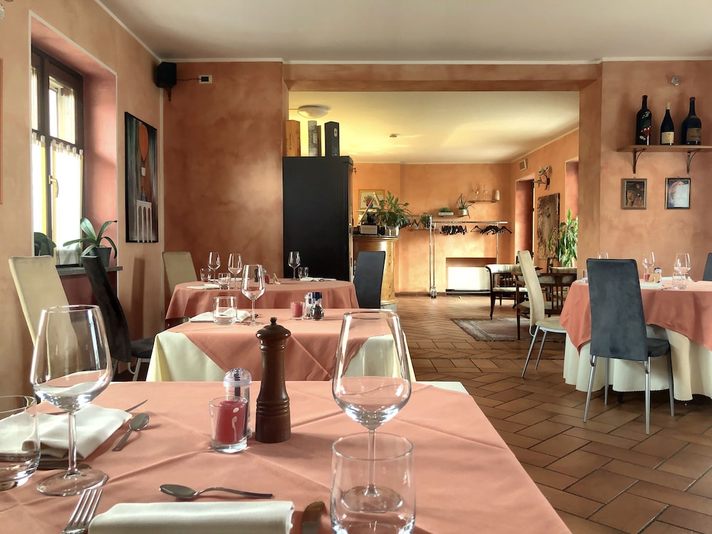 La Ferté Restaurant And Suites 34/50