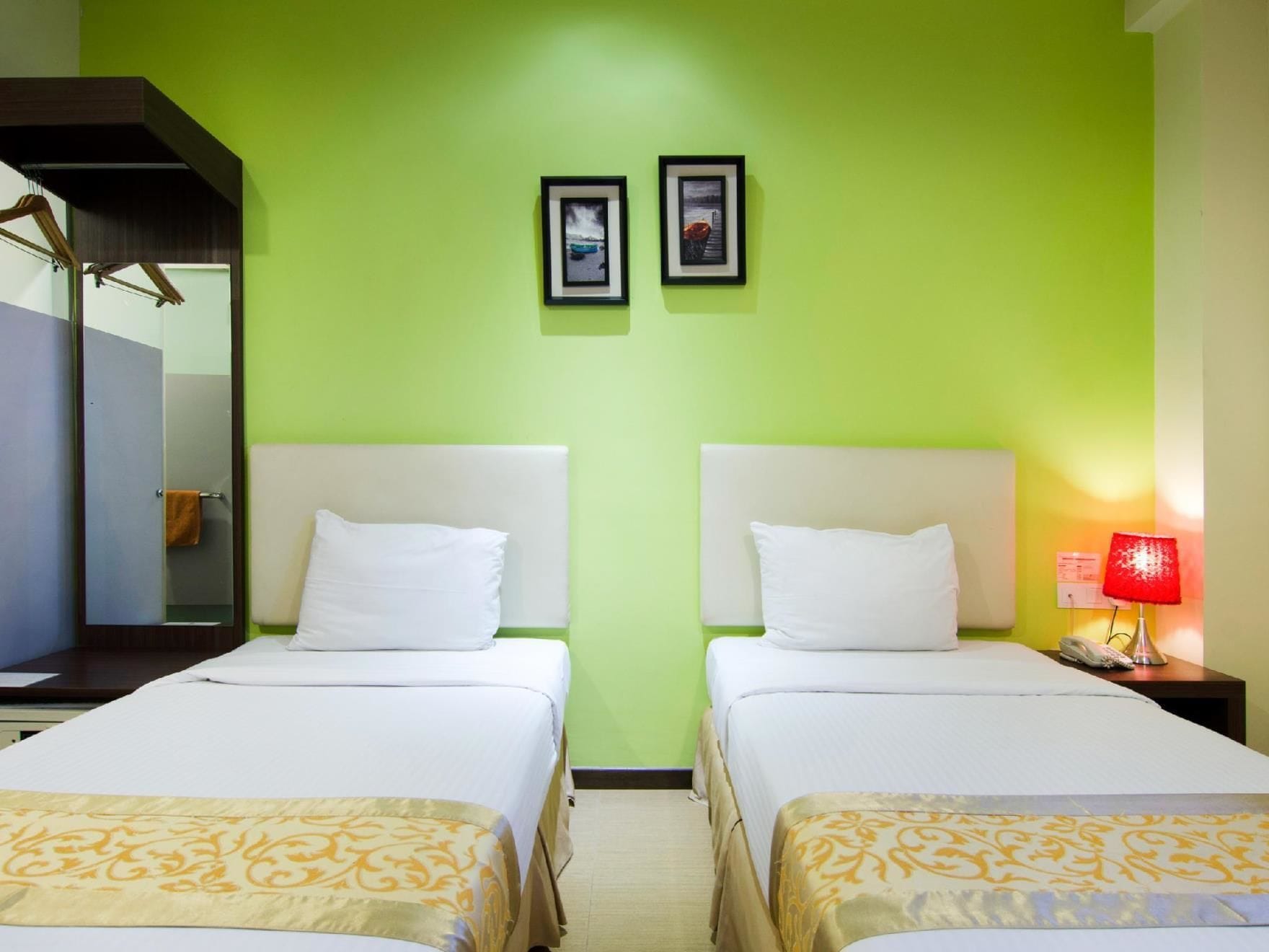DELUXE, TWIN BEDS