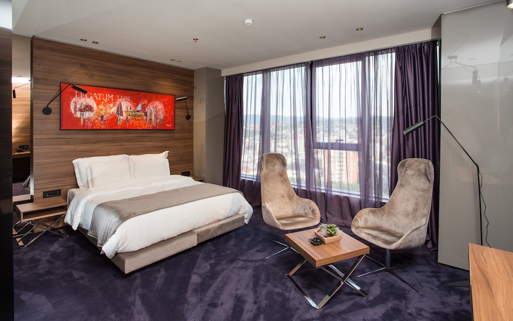 Premium, Single, Queen Bed