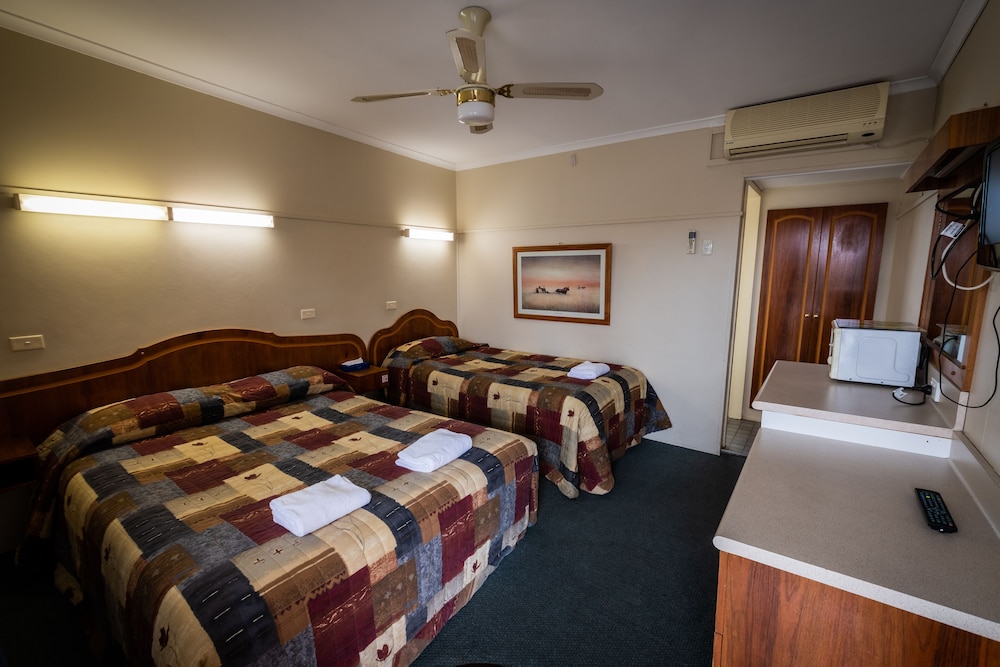 ARDEANAL MOTEL 30/48