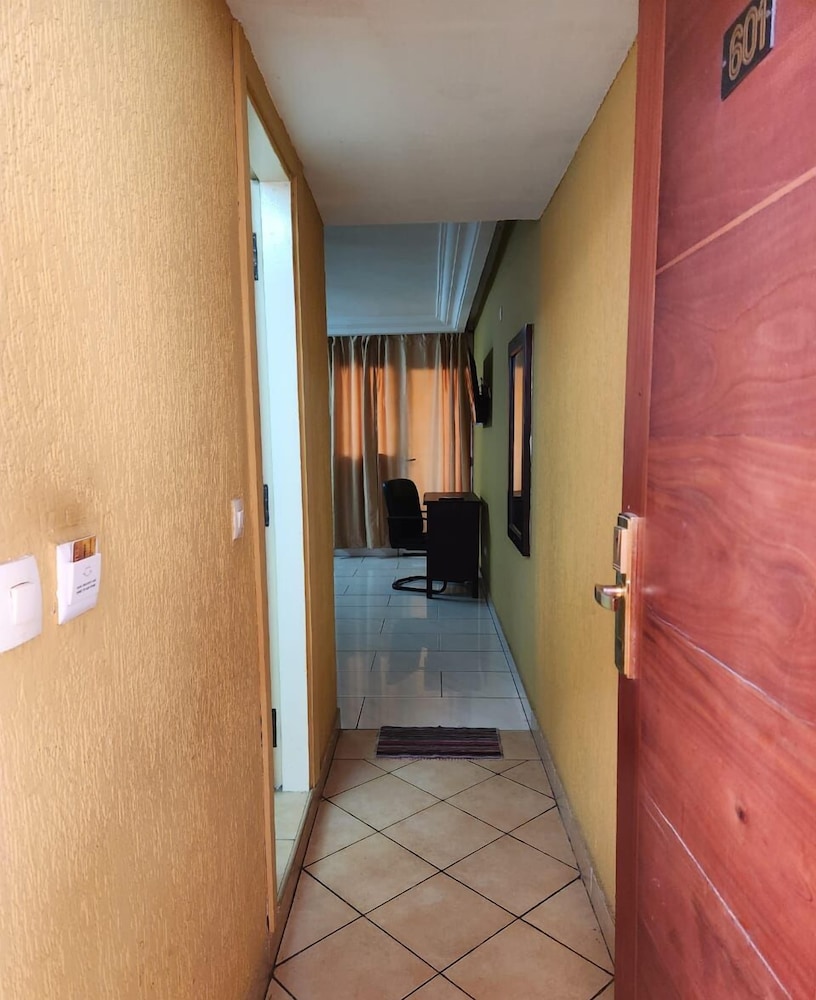 Golden Hotel 15/35