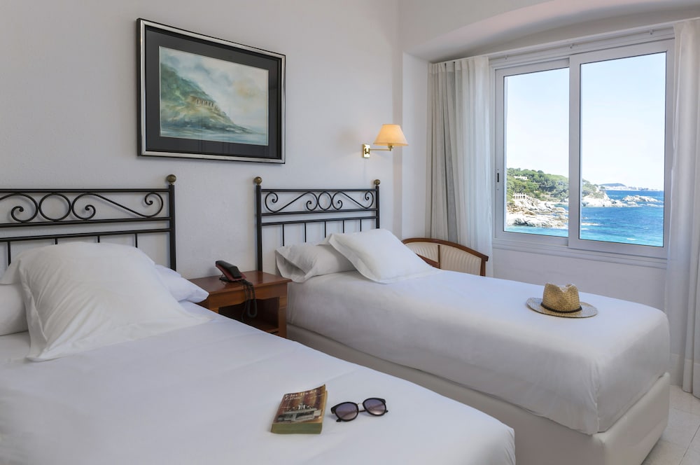 ROOM, DOUBLE BED