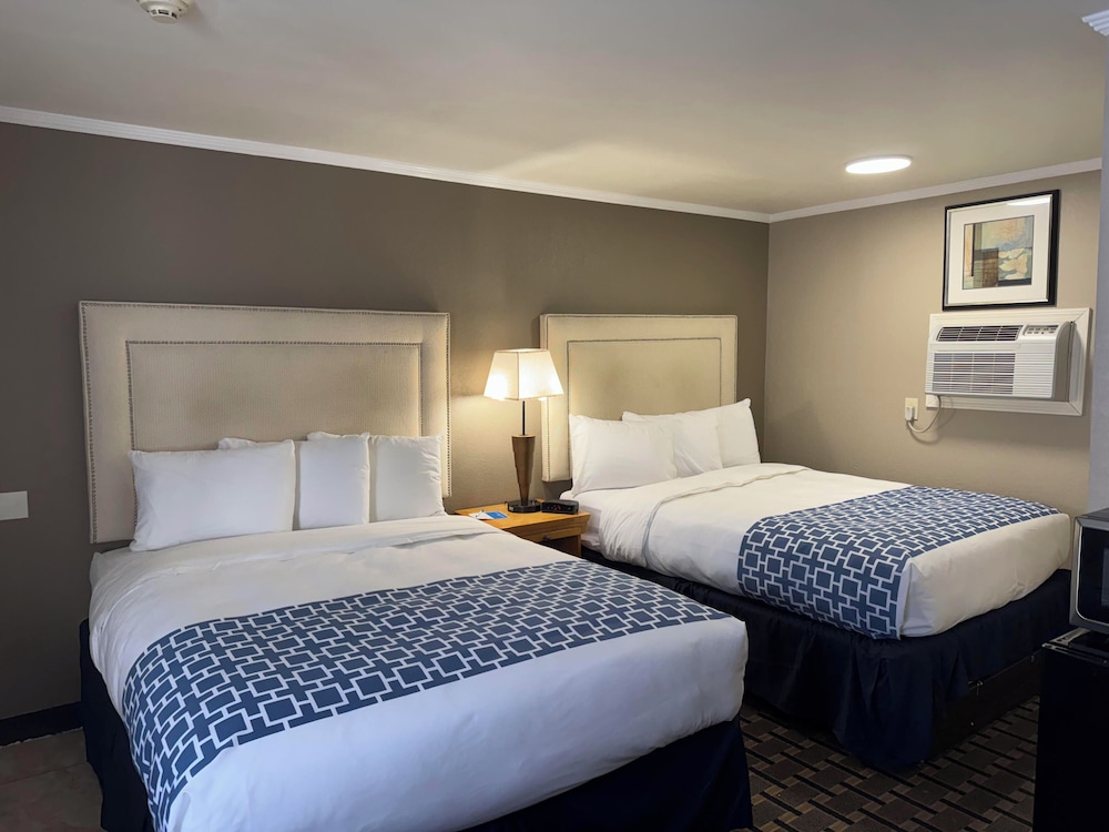 Rodeway Inn Adams, MA 19/34