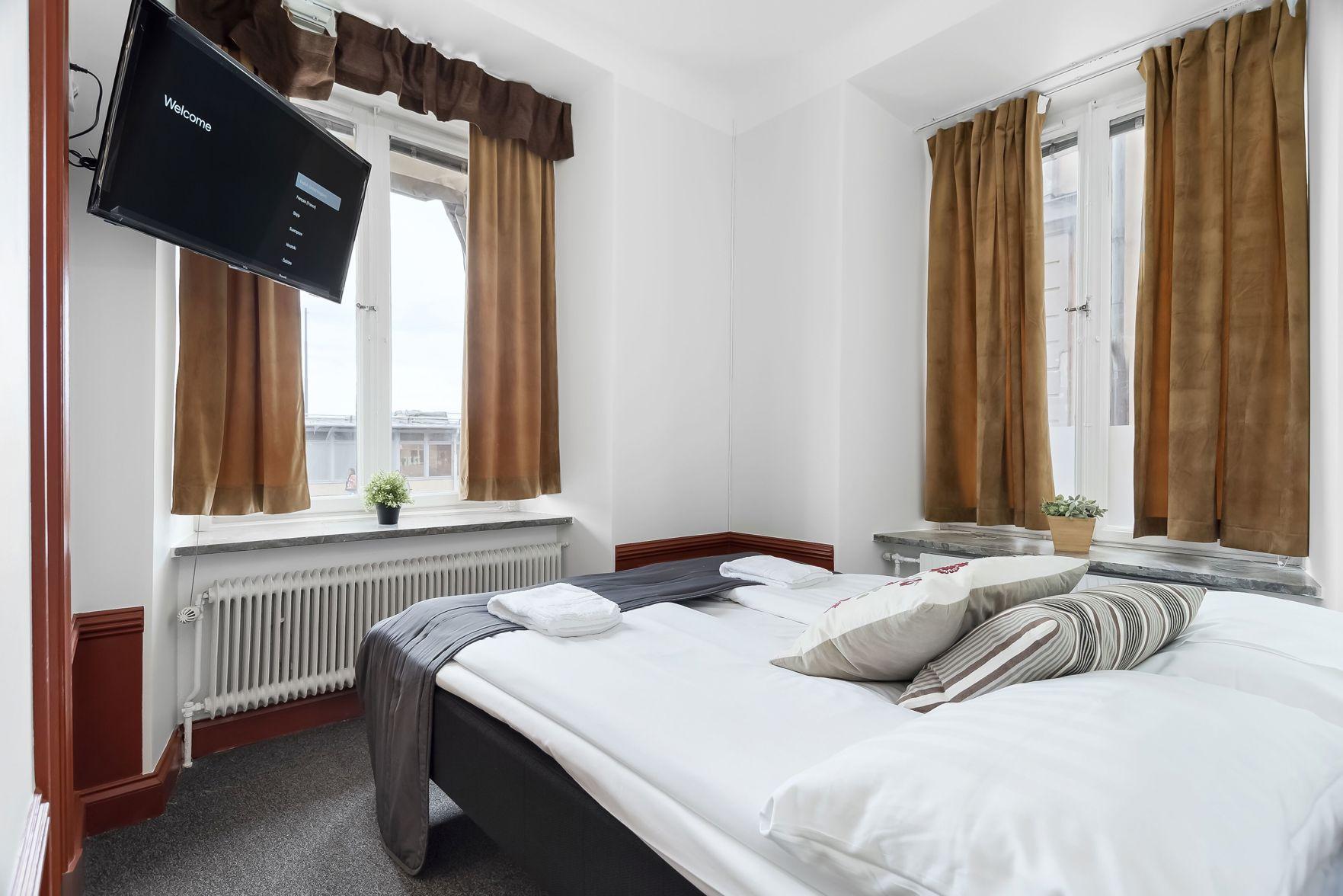 Room, Queen Bed, No Window, Private Bathroom