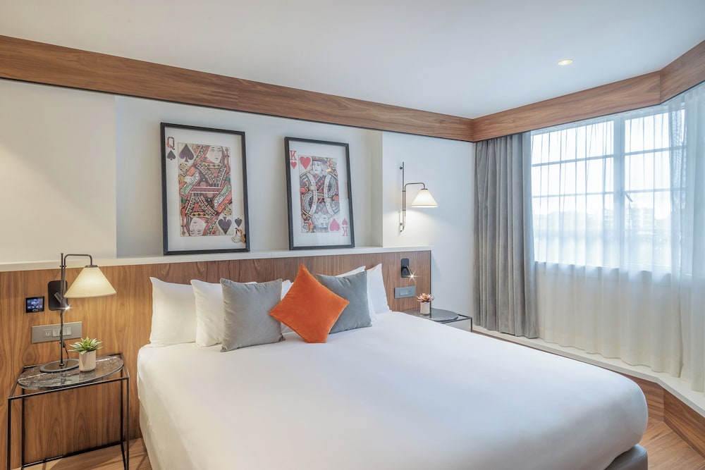 Mary Lebone, Suite, Executive Lounge Access