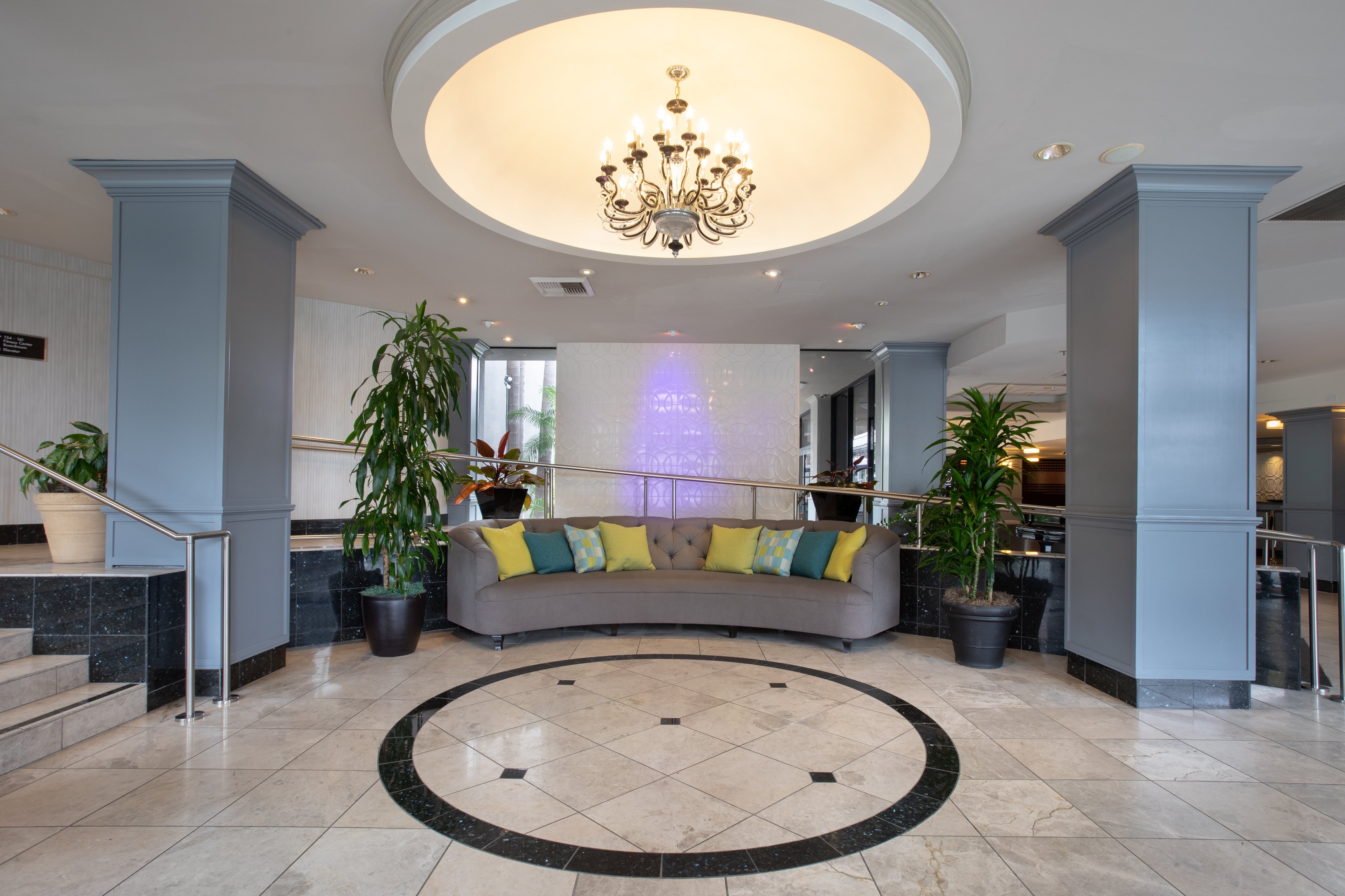 Crowne Plaza Costa Mesa Orange County 13/64