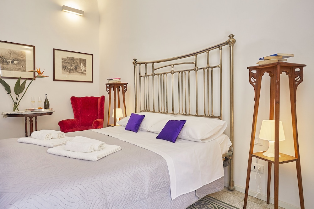 Dina, Queen Bed
