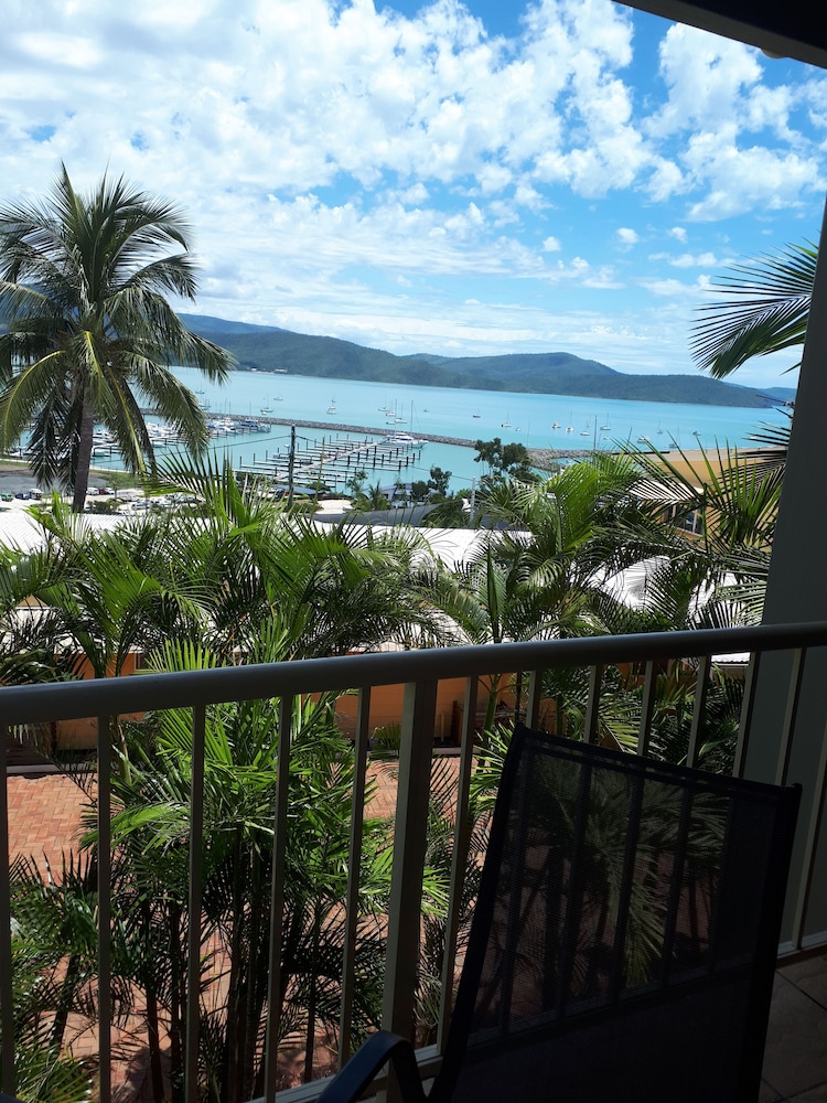 Airlie Apartments 75/78