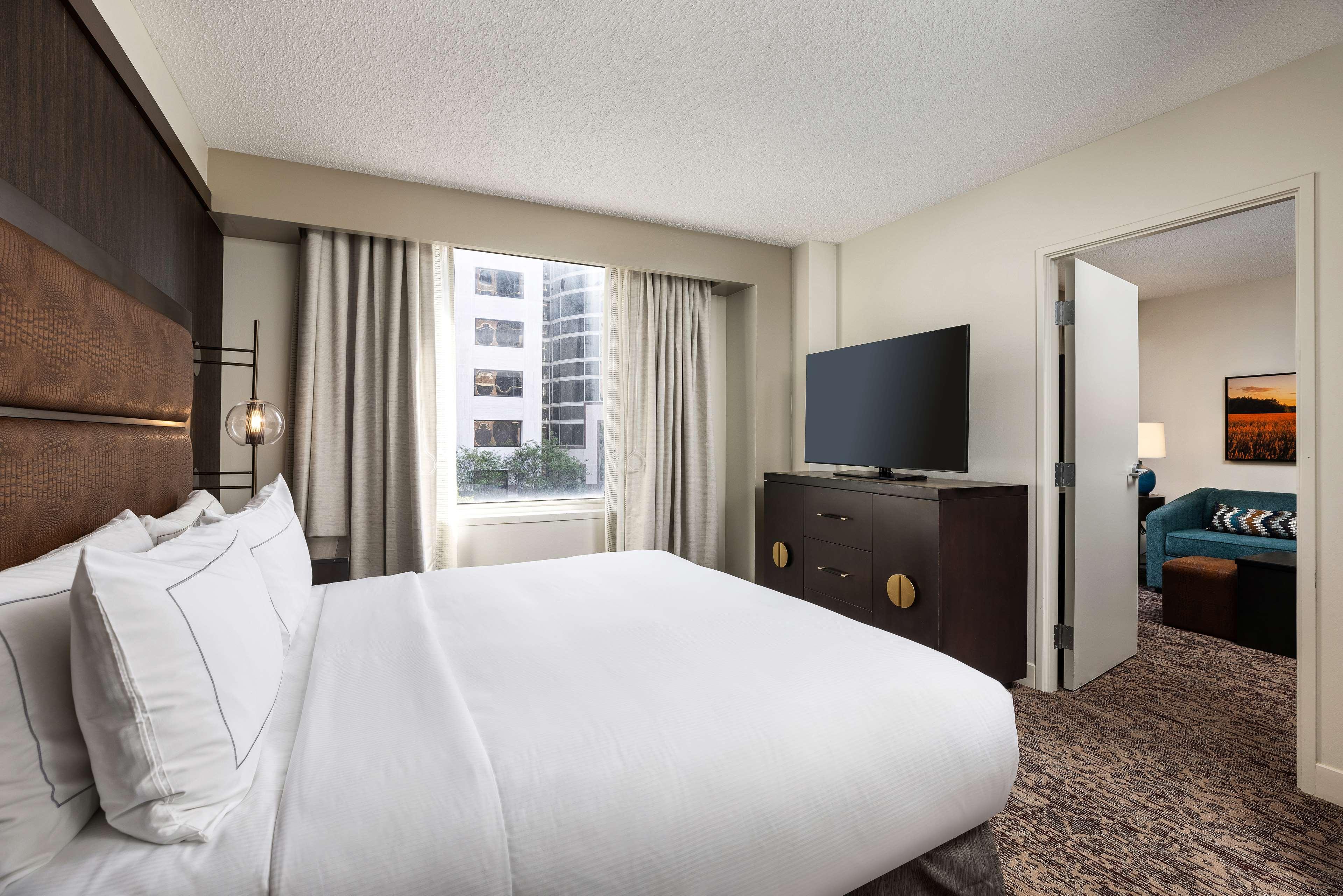 DELUXE, SUITE, KING BED
