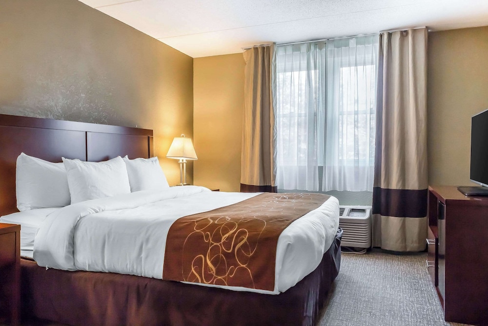 جناح بسرير كينج بجاكوزي، Comfort Suites Near Casinos 4/10