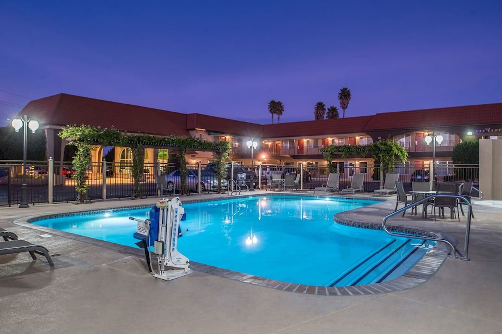 Laurel Inn & Conference Center 3/62