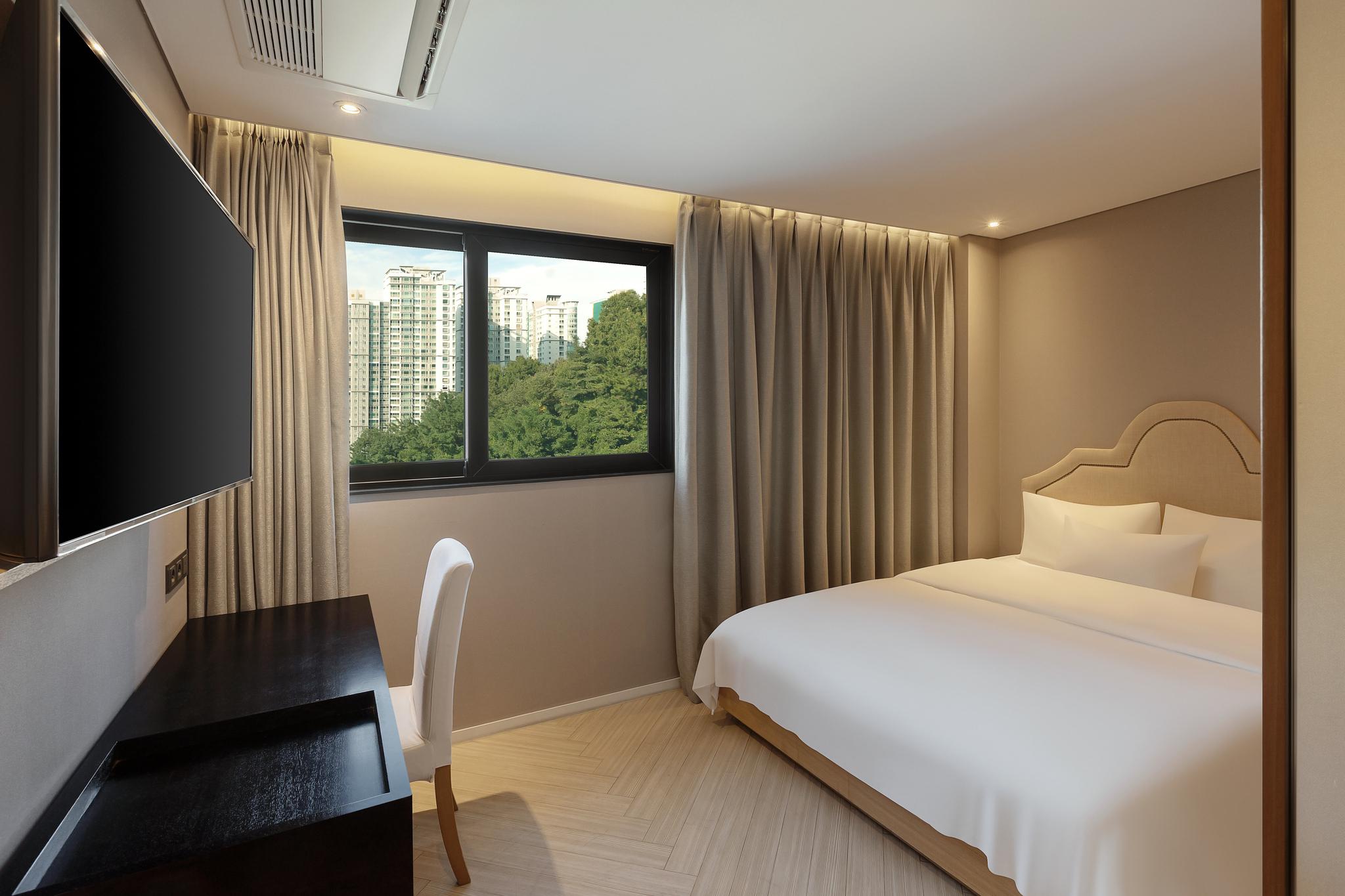 Room Assigned on Arrival, Queen Bed, No Parking