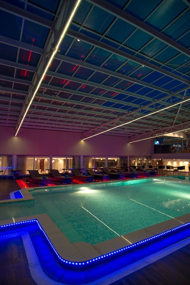 Cloud Hotel & Suites 28/37