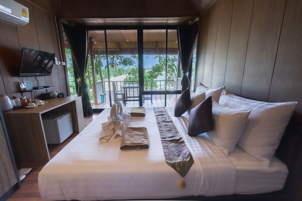 Chareena Hill Beach Resort 44/70