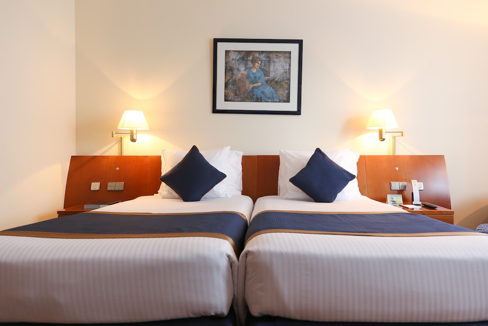 ROYAL, DOUBLE OR TWIN BED