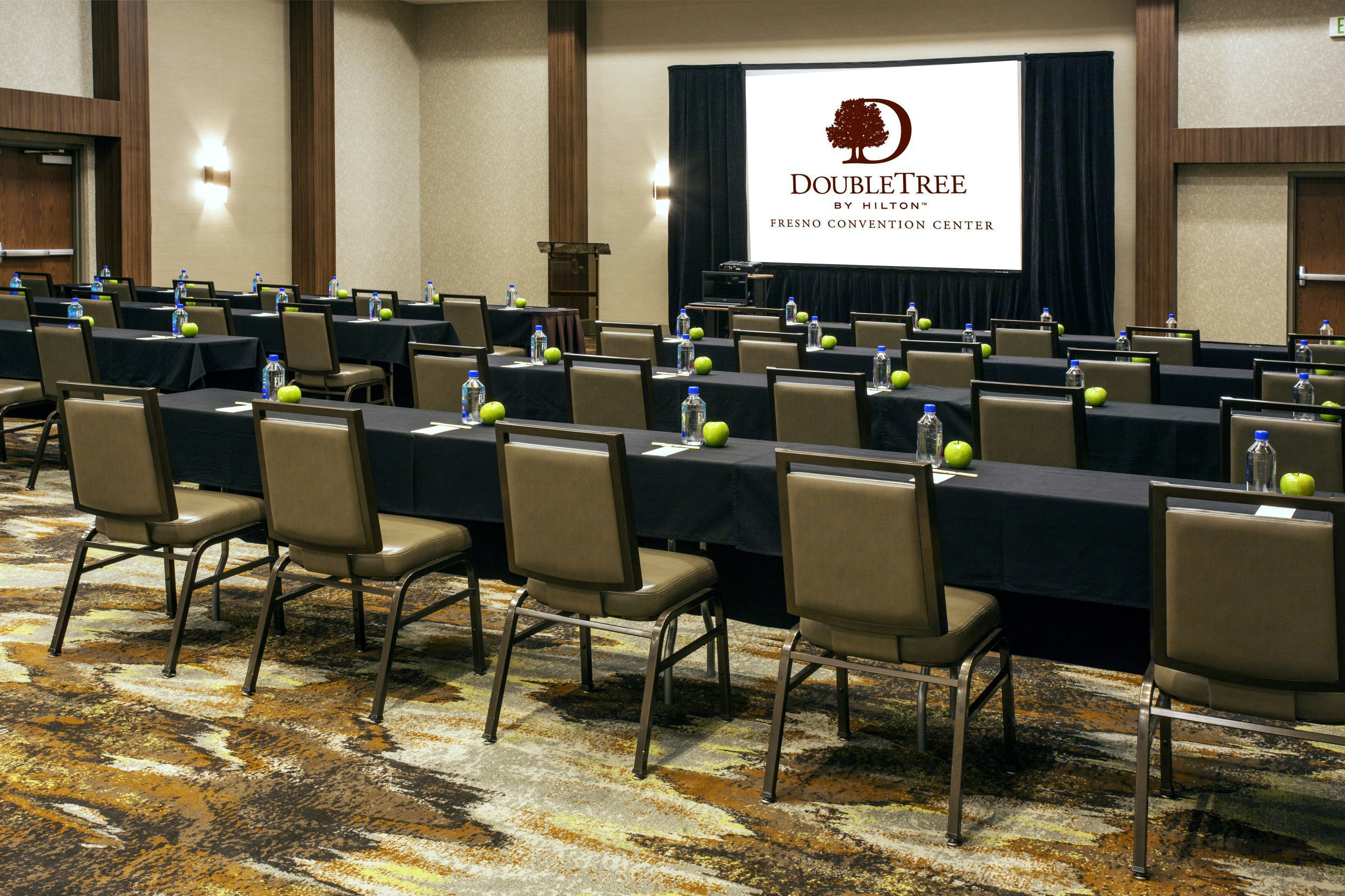 Doubletree By Hilton Fresno Convention Center 46/59