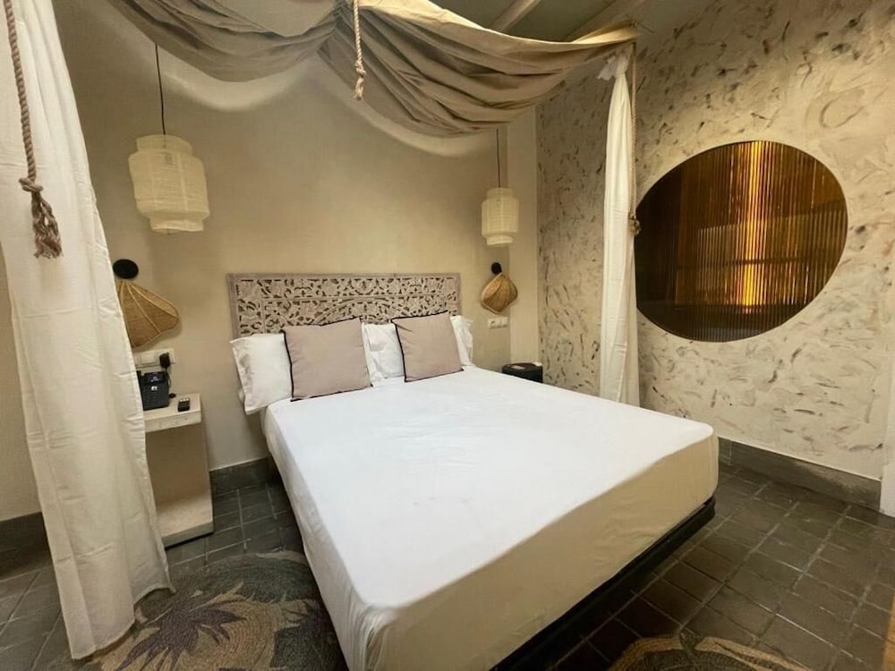 CLASSIC, DOUBLE OR TWIN BED