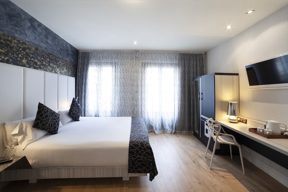 ROOM, QUADRUPLE