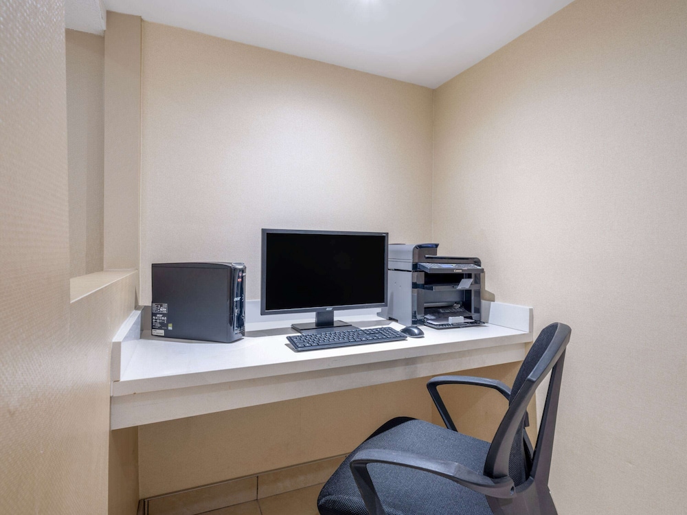 Super 8 by Wyndham Toronto East ON 33/50