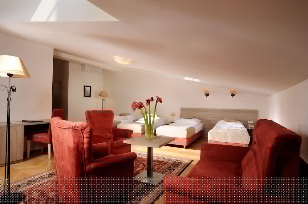 Hotel Santi 25/56