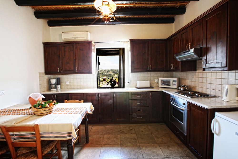 LEONIDAS VILLAGE HOUSES 12/45
