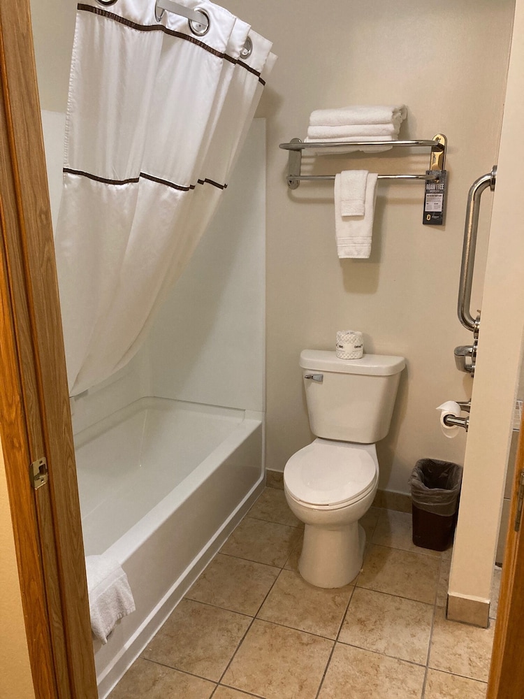Super 8 by Wyndham Chisago City 7/20