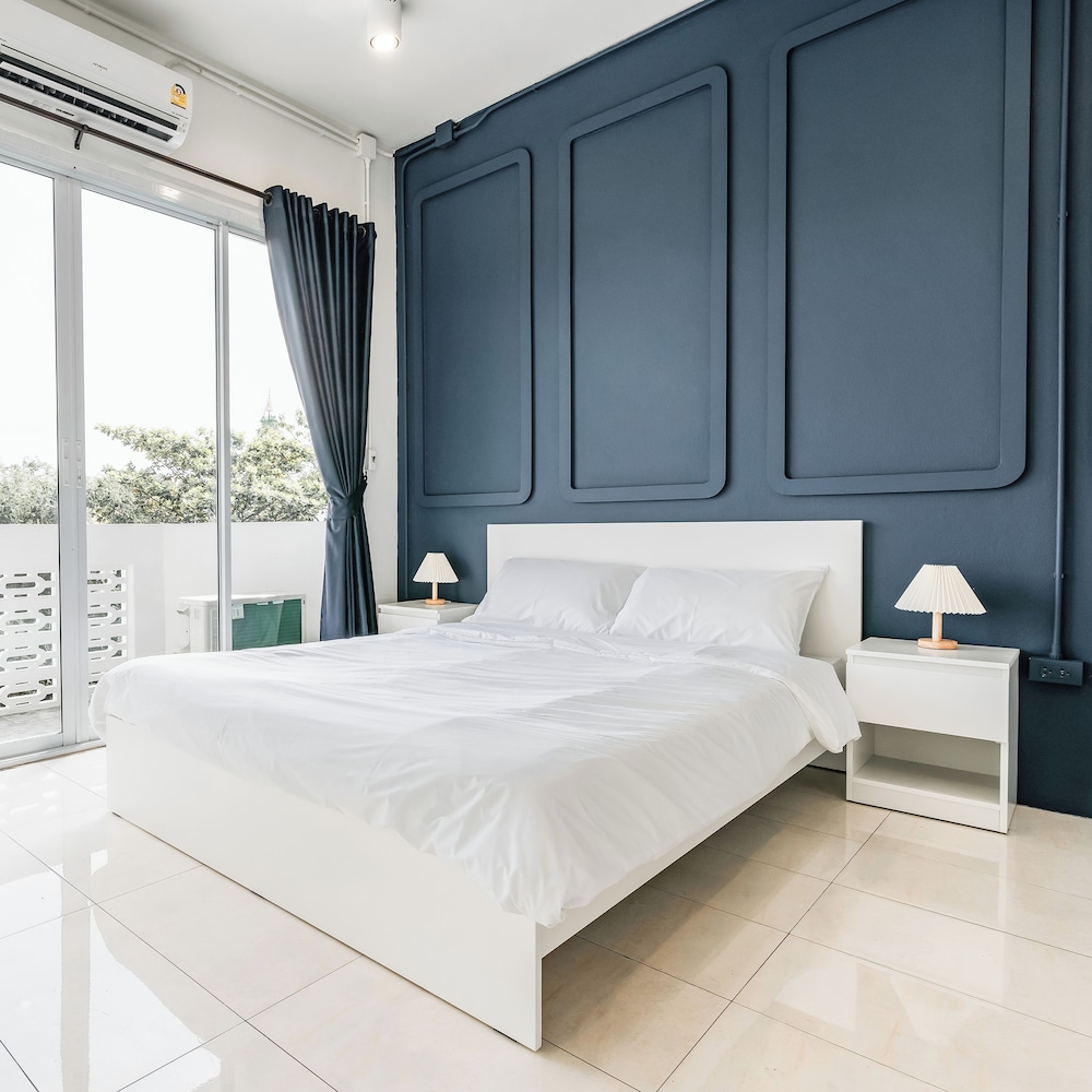 DELUXE, SUITE, SHARED BATHROOM