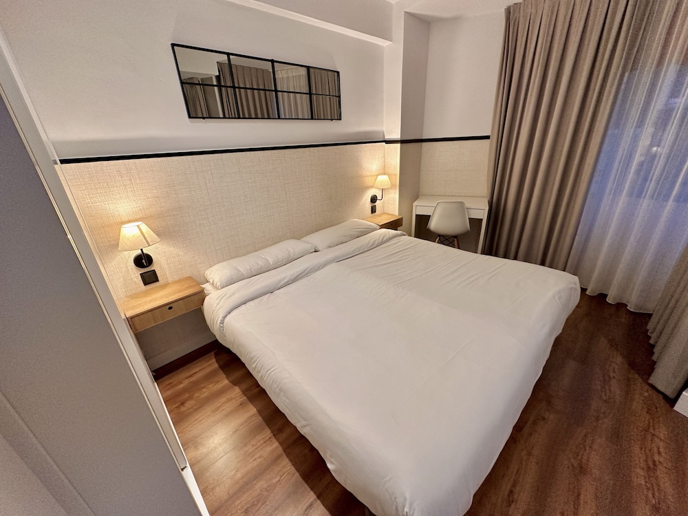 COMFORT, STUDIO, KING BED, PRIVATE BATHROOM, SOFA