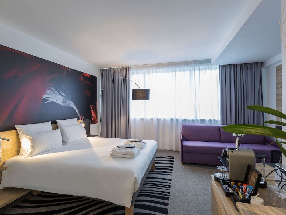 Executive, Queen Bed, Sofa