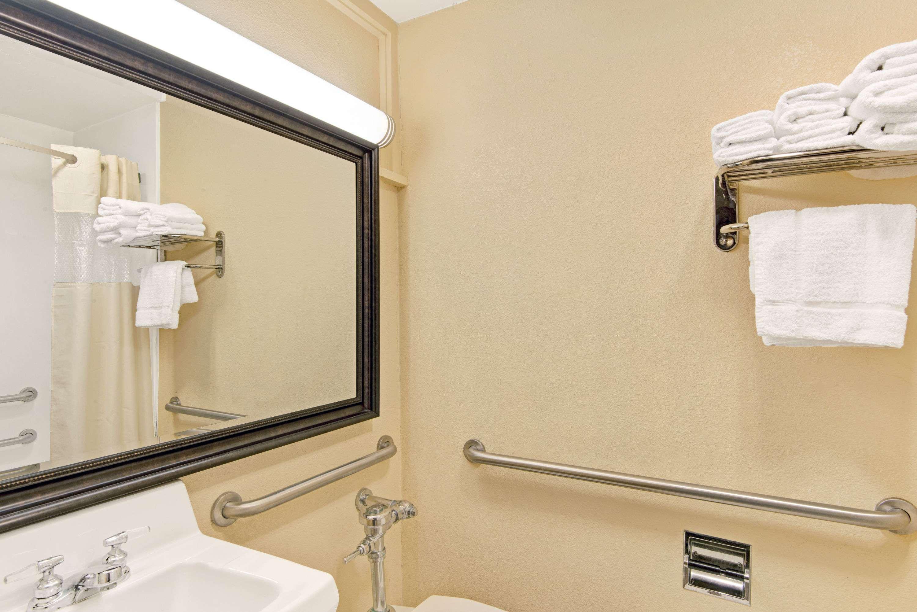 Days Inn by Wyndham Washington Pennsylvania 15/16